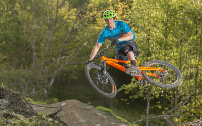 Atomik Carbon Rolls Out Premium Carbon Mountain Rims and Components